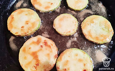 Обжарьте кабачки на растительном масле с двух сторон по 4-5 минут до золотистого цвета.