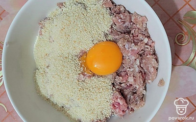 Фарш смешайте с желтком и панировочными сухарями.