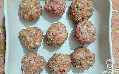 Из фарша сформируйте котлеты, выложите их в форму для запекания. 
