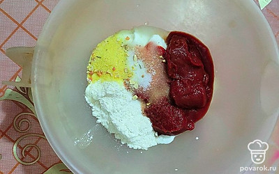 В миске смешайте сметану, томатную пасту, муку, соль и специи.