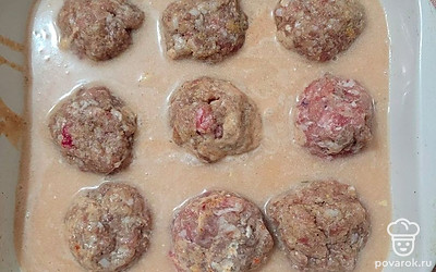 Залейте котлеты получившимся соусом. Запекайте в духовке 40 минут при 180 градусах.