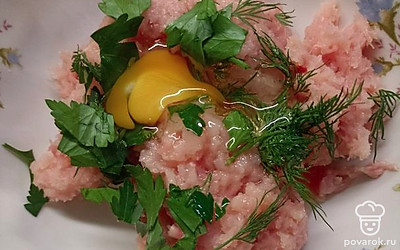 Измельчите курицу удобным способом. Можете мелко нарезать, измельчить в блендере. Добавьте нашинкованную зелень, яйцо, соль. 