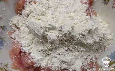 Добавьте муку и крахмал. Снова перемешайте. 