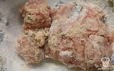 Из получившейся массы слепите котлетки.