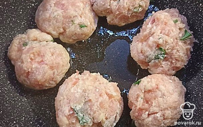 Выложите в сковороду с маслом. Обжаривайте с двух сторон, по 5-7 минут с каждой на среднем огне. 