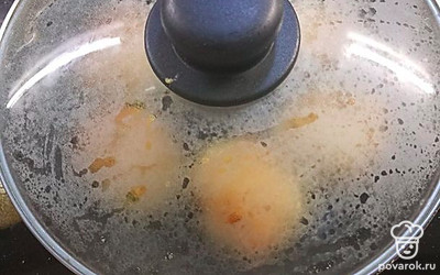 Накройте сковороду крышкой. Томите еще минут 10 до готовности. 