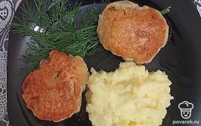 Подавайте котлеты с любым гарниром. Мне нравится с картофельным пюре.