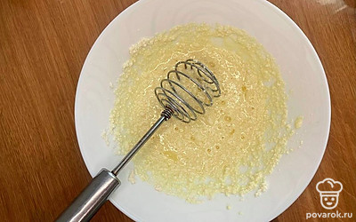 Добавьте кефир, соду, сахар. Тщательно перемешайте.