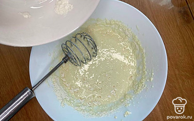 Всыпьте муку и снова тщательно перемешайте.