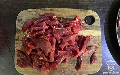 Мясо нарежьте небольшими брусочками.
