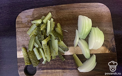 Огурец нарежьте брусочком, лук нашинкуйте полукольцами.