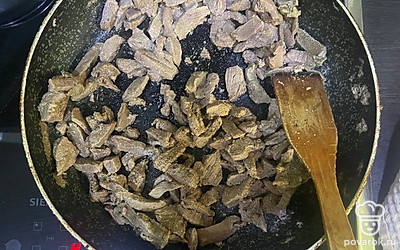 Через час слейте со сковороды воду. Посолите и поперчите мясо по вкусу, добавьте растительное масло.