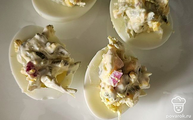 Фаршированные яйца с соленым огурцом — Рецепт с фото