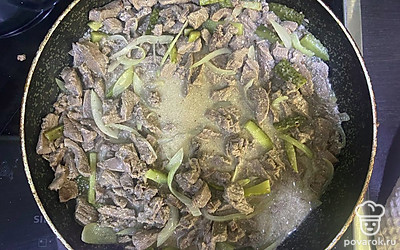 Тщательно все перемешайте. Накройте сковороду крышкой и томите мясо на медленном огне еще 10 минут.