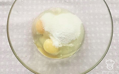 Взбейте 2 яйца и сахар. По желанию можете добавить соль.