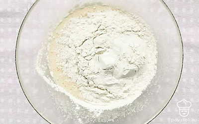 В полученную смесь всыпьте пшеничную муку и все тщательно перемешайте. 