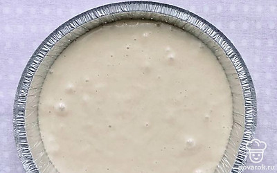 Перелейте полученное тесто в форму для выпекания бисквита. Поставьте форму в разогретую духовку и выпекайте примерно 30-40 минут при температуре 180 градусов,. Ориентируйтесь на возможности вашей духовки. 