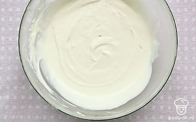Сделайте крем для торта. Для этого хорошо взбейте сметану и сахарную пудру. Уберите крем в холодильник примерно на 30-40 минут. 