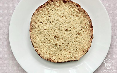 Достаньте из духовки бисквит. Дайте ему остыть, потом разрежьте на коржи. У меня вышло 4 коржа. Края коржей я тоже срезаю, чтобы торт получился помягче и хорошо пропитался.