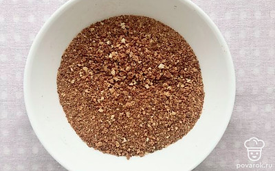 Из обрезков бисквита приготовьте бисквитную крошку. Отрезанные края бисквита разломайте, выложите на противень. Отправьте в духовку на 10 минут при температуре 170 градусов. Опять же ориентируйтесь на возможности вашей духовки. Достаньте подсушенный ломаный бисквит и перетрите в крошку.