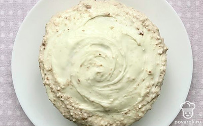 Промажьте коржи кремом. Сверху посыпьте бисквитной крошкой и украсьте на свой вкус.