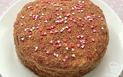 Готовый и украшенный тортик уберите на ночь в холодильник, чтобы он лучше пропитался. Утром, за чашечкой кофе, пробуйте этот нежнейший торт! Приятного аппетита!