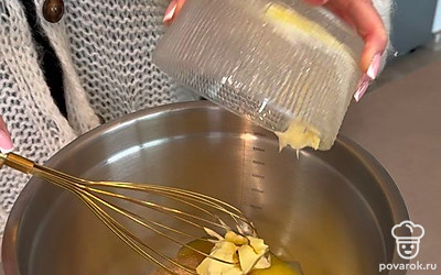 В глубокой миске смешайте коричневый сахар и 100 г белого, добавьте мягкое сливочное масло.