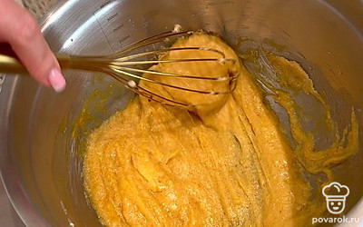 В полученную пасту добавьте куриное яйцо и ванилин, перемешайте еще раз до однородности.