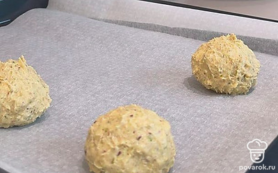 Остудите массу в течение 10-15 минут, затем выложите на противень тесто в виде небольших шариков одинакового размера. Выпекайте при 170 градусах в течение 10-12 минут.