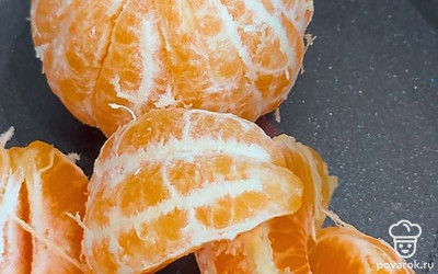 Для джемов очистите мандарины от кожуры — выбирайте фрукты без косточек! Выложите мандарины в сотейник, засыпьте 150 г сахара и уварите на медленном огне около 15 минут.