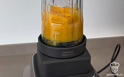 После добавьте в небольшое количество воды столовую ложку крахмала, перемешайте до однородности и влейте в мандариновую смесь, тщательно перемешайте массу еще раз! Пробейте джем через сито либо в блендере.