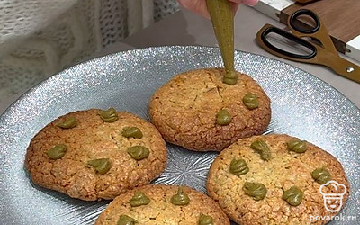 То же самое проделайте и с малиной! После того, как оба джема и фисташковое пралине будут готовы, переложите все массы по кондитерским мешкам и украсьте печенье. 

Приятного аппетита и с наступающим вас!