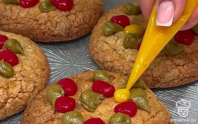 По желанию также можно дополнить украшение цельными фисташками, свежей малиной или дольками мандаринов. 