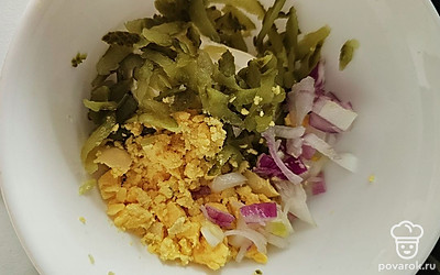 Помните желток, натрите огурец и мелко нарежьте лук. Добавьте майонез, хорошо перемешайте. 