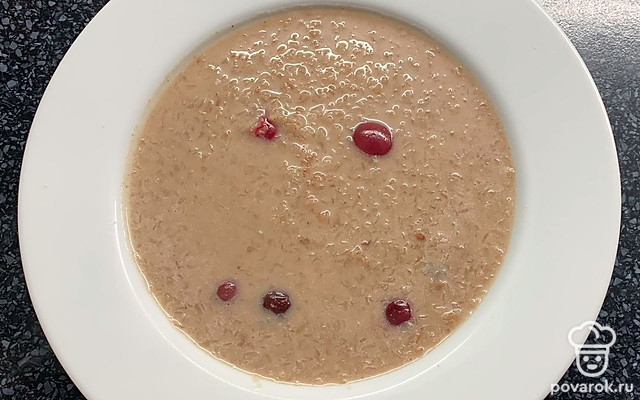 Гречневые хлопья на кокосовом молоке с вишней и тростниковым сахаром — Рецепт с фото