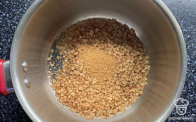 Соедините гречневые хлопья и тростниковый сахар.
