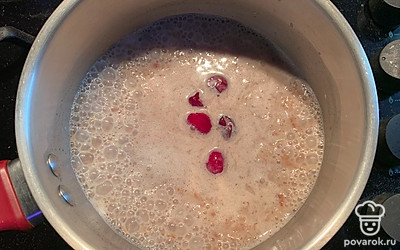 Добавьте вишню, готовьте 2 минуты.