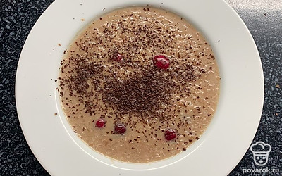 Перед подачей посыпьте тертым шоколадом.