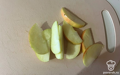 Яблоко нарежьте на дольки (как на фото). 