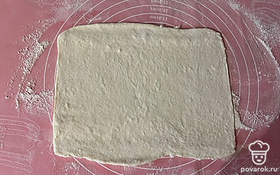 Стол присыпьте мукой, слегка раскатайте тесто. 