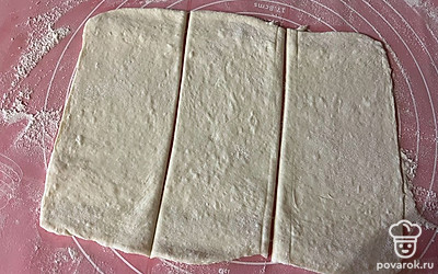 Раскатанное тесто разрежьте на 3 части. 