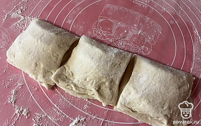 Накройте начинку другой стороной теста. 