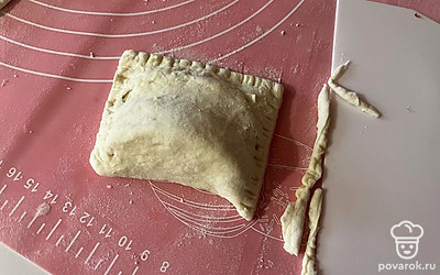 Защипните края теста вилкой. Излишки теста срежьте. 