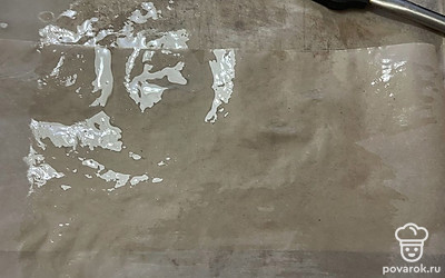 Форму для выпекания смажьте маслом. На нее выложите заготовки пирожков. 