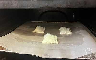 Пирожки отправьте в духовку. Выпекайте 20 минут при 180 градусах. 