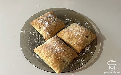 Готовые пирожки украсьте сахарной пудрой. 