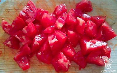 Помидоры помойте и нарежьте кубиками. Соедините с болгарским перцем.