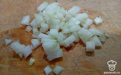 Репчатый лук почистите и нарежьте небольшими кубиками. Соедините с другими овощами и посолите.