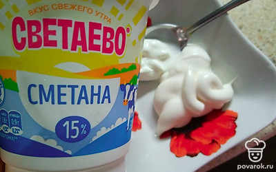 В отдельном блюдце смешайте сметану, майонез и пропущенный через пресс чеснок. Заправьте этим соусом салат. Перемешайте и разложите по порционным тарелкам. Готово!