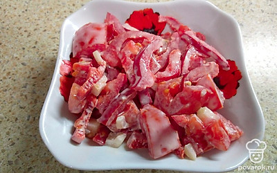 Подавайте салат сразу, пока овощи не выделили сок. Можно посыпать свежей зеленью.